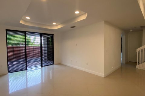 Villa ou maison à louer à Cutler Bay, Floride: 4 chambres, 227.15 m2 № 2384518 - photo 2