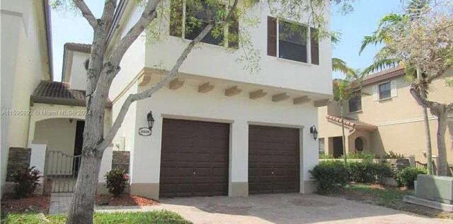 Villa ou maison à Cutler Bay, Floride 4 chambres, 227.15 m2 № 2384518