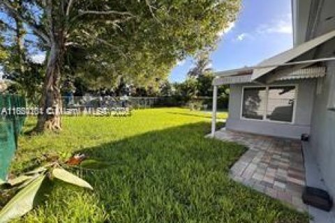 Снять в аренду виллу или дом в Санрайз, Флорида 2 спальни, 99.13м2, № 1957734 - фото 4