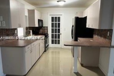 Снять в аренду виллу или дом в Санрайз, Флорида 2 спальни, 99.13м2, № 1957734 - фото 8