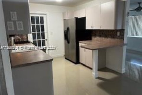 Снять в аренду виллу или дом в Санрайз, Флорида 2 спальни, 99.13м2, № 1957734 - фото 7