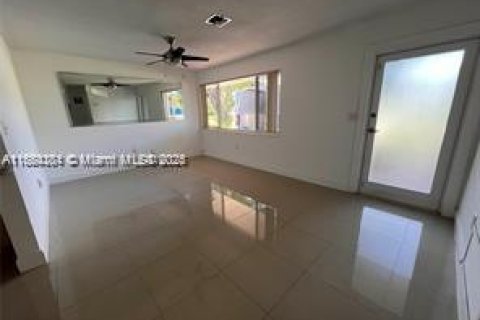 Снять в аренду виллу или дом в Санрайз, Флорида 2 спальни, 99.13м2, № 1957734 - фото 10
