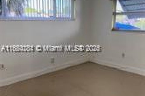 Снять в аренду виллу или дом в Санрайз, Флорида 2 спальни, 99.13м2, № 1957734 - фото 12