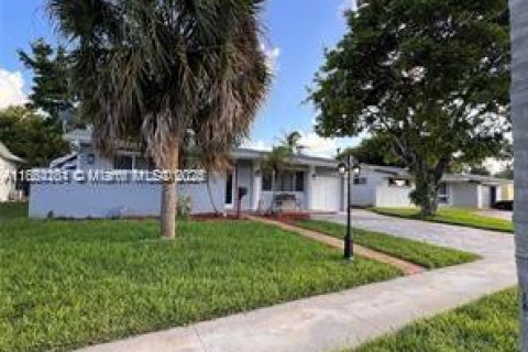 Снять в аренду виллу или дом в Санрайз, Флорида 2 спальни, 99.13м2, № 1957734 - фото 2