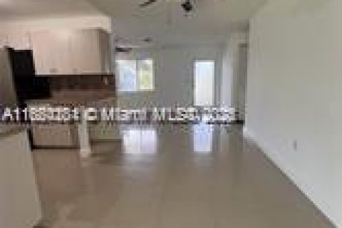 Снять в аренду виллу или дом в Санрайз, Флорида 2 спальни, 99.13м2, № 1957734 - фото 9