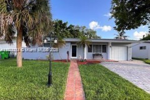 Снять в аренду виллу или дом в Санрайз, Флорида 2 спальни, 99.13м2, № 1957734 - фото 1