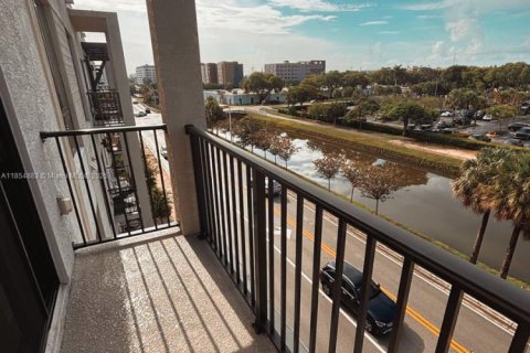 Condominio en alquiler en Doral, Florida, 1 dormitorio, 68.56 m2 № 1878816 - foto 2