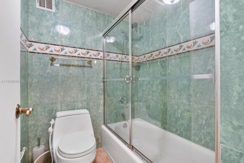 Condo in Miami Beach, Florida, 2 bedrooms  № 2059967 - photo 19