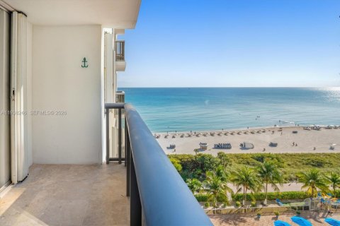 Condo in Miami Beach, Florida, 2 bedrooms  № 2059967 - photo 2