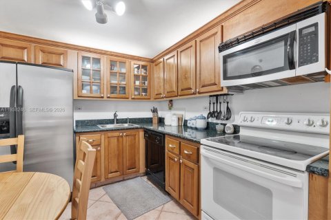 Condo in Miami Beach, Florida, 2 bedrooms  № 2059967 - photo 10