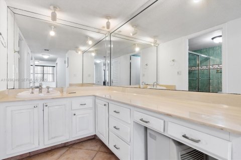Condo in Miami Beach, Florida, 2 bedrooms  № 2059967 - photo 18