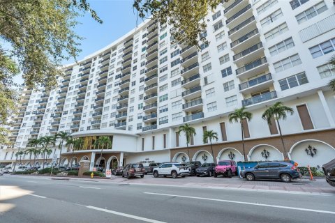 Condo in Miami Beach, Florida, 2 bedrooms  № 2059967 - photo 3
