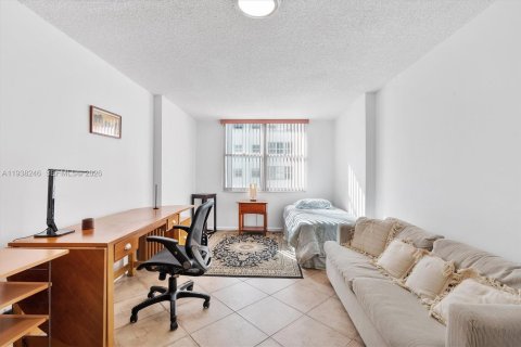Condo in Miami Beach, Florida, 2 bedrooms  № 2059967 - photo 11