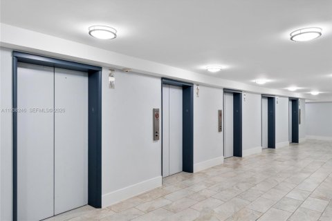 Condo in Miami Beach, Florida, 2 bedrooms  № 2059967 - photo 27