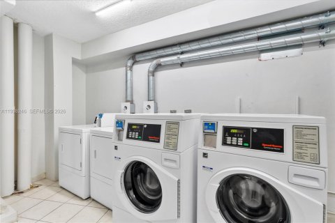 Condo in Miami Beach, Florida, 2 bedrooms  № 2059967 - photo 23