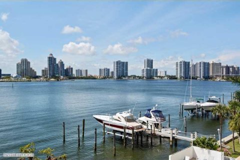 Copropriété à vendre à Sunny Isles Beach, Floride: 2 chambres, 113.06 m2 № 1942828 - photo 2