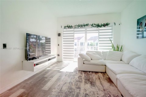 Кондоминиум с 2 спальнями в Холливуд, Флорида № 2043375