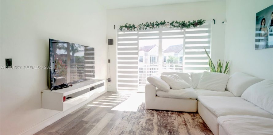 Кондоминиум с 2 спальнями в Холливуд, Флорида № 2043375