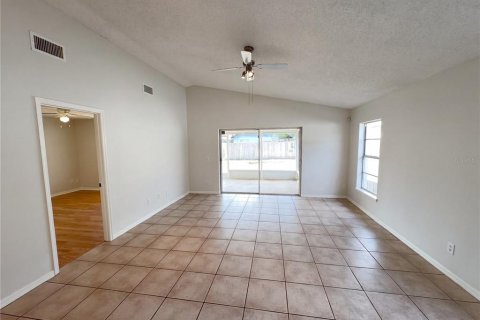 House in Orlando, Florida 2 bedrooms, 97.92 sq.m. № 2116130 - photo 11
