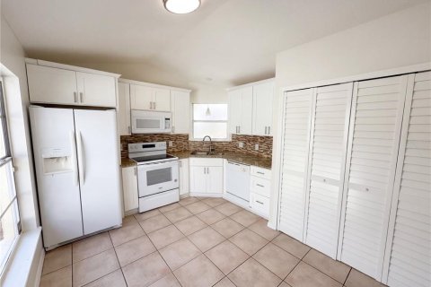 House in Orlando, Florida 2 bedrooms, 97.92 sq.m. № 2116130 - photo 2