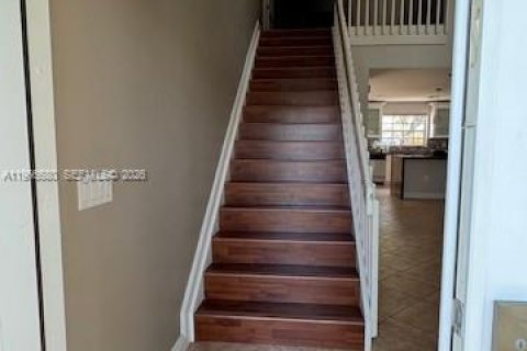 Снять в аренду виллу или дом в Маргит, Флорида 3 спальни, 153.85м2, № 2028847 - фото 8