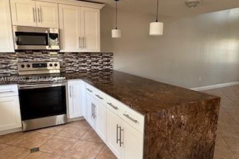 Снять в аренду виллу или дом в Маргит, Флорида 3 спальни, 153.85м2, № 2028847 - фото 5