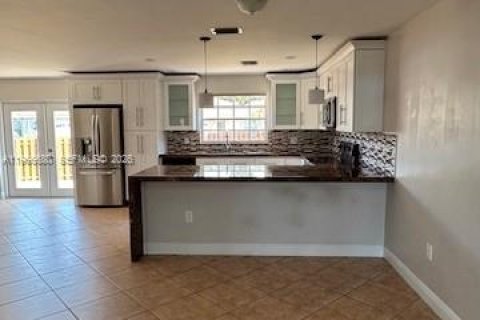 Снять в аренду виллу или дом в Маргит, Флорида 3 спальни, 153.85м2, № 2028847 - фото 2