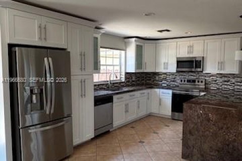 Снять в аренду виллу или дом в Маргит, Флорида 3 спальни, 153.85м2, № 2028847 - фото 4