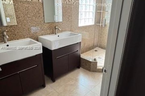 Снять в аренду виллу или дом в Маргит, Флорида 3 спальни, 153.85м2, № 2028847 - фото 10