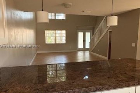 Снять в аренду виллу или дом в Маргит, Флорида 3 спальни, 153.85м2, № 2028847 - фото 3