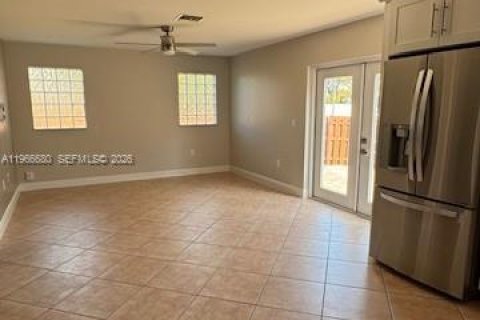 Снять в аренду виллу или дом в Маргит, Флорида 3 спальни, 153.85м2, № 2028847 - фото 6