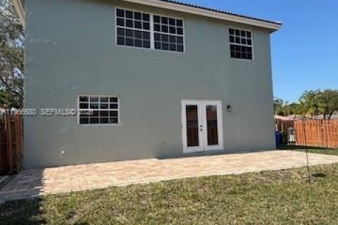 Снять в аренду виллу или дом в Маргит, Флорида 3 спальни, 153.85м2, № 2028847 - фото 16