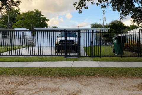 Villa ou maison à Opa-locka, Floride 4 chambres, 122.35 m2 № 2260857