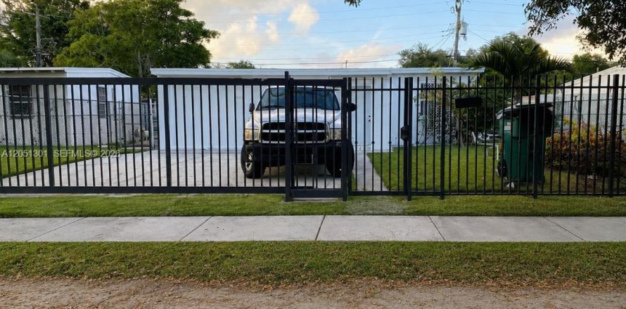 Villa ou maison à Opa-locka, Floride 4 chambres, 122.35 m2 № 2260857