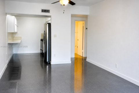 Villa ou maison à vendre à Opa-locka, Floride: 4 chambres, 122.35 m2 № 2260857 - photo 3