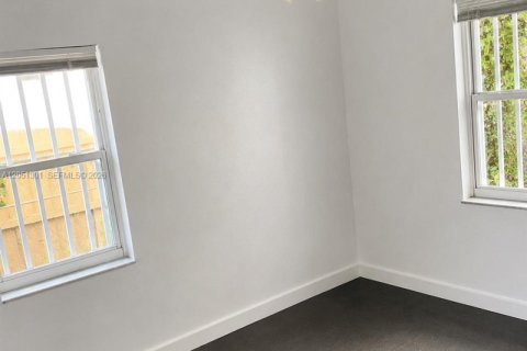 Villa ou maison à vendre à Opa-locka, Floride: 4 chambres, 122.35 m2 № 2260857 - photo 10