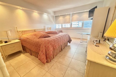 Copropriété à louer à Hallandale Beach, Floride: 2 chambres, 121.89 m2 № 1970600 - photo 13