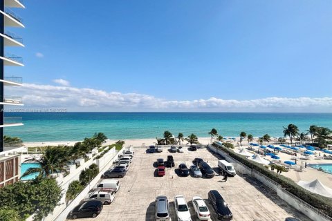 Copropriété à louer à Hallandale Beach, Floride: 2 chambres, 121.89 m2 № 1970600 - photo 4