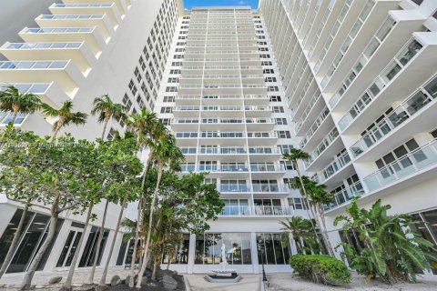 Copropriété à louer à Hallandale Beach, Floride: 2 chambres, 121.89 m2 № 1970600 - photo 17