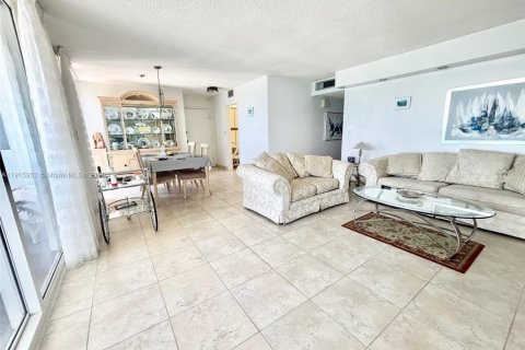 Copropriété à louer à Hallandale Beach, Floride: 2 chambres, 121.89 m2 № 1970600 - photo 8