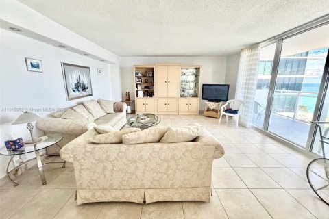 Copropriété à louer à Hallandale Beach, Floride: 2 chambres, 121.89 m2 № 1970600 - photo 7