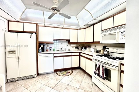 Copropriété à louer à Hallandale Beach, Floride: 2 chambres, 121.89 m2 № 1970600 - photo 16