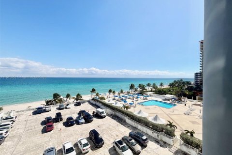 Copropriété à louer à Hallandale Beach, Floride: 2 chambres, 121.89 m2 № 1970600 - photo 2