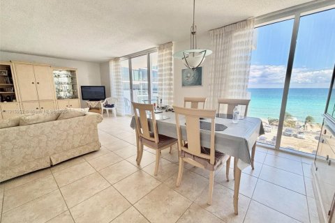 Copropriété à louer à Hallandale Beach, Floride: 2 chambres, 121.89 m2 № 1970600 - photo 3