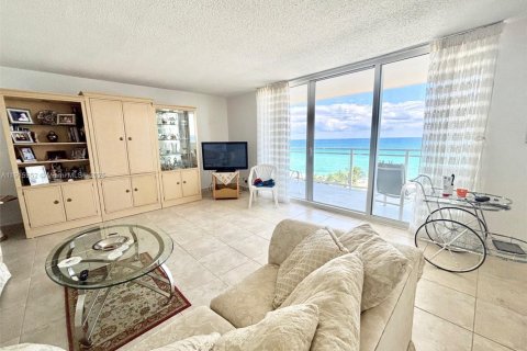 Copropriété à louer à Hallandale Beach, Floride: 2 chambres, 121.89 m2 № 1970600 - photo 5