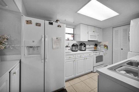 Condominio en alquiler en Miami, Florida, 2 dormitorios, 112.41 m2 № 1938549 - foto 3