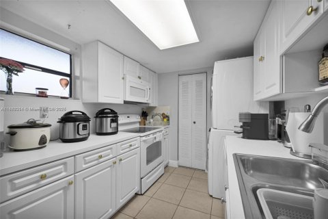 Condominio en alquiler en Miami, Florida, 2 dormitorios, 112.41 m2 № 1938549 - foto 4