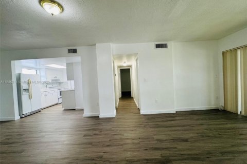 Condominio en alquiler en Miami, Florida, 2 dormitorios, 112.41 m2 № 1938549 - foto 17