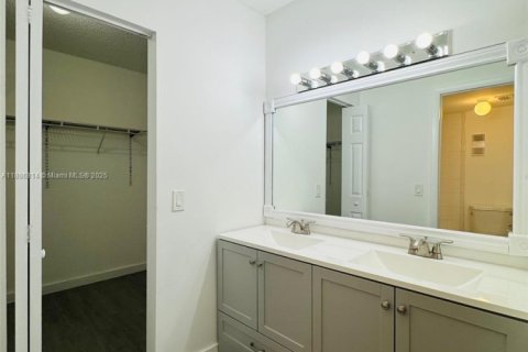 Condominio en alquiler en Miami, Florida, 2 dormitorios, 112.41 m2 № 1938549 - foto 11
