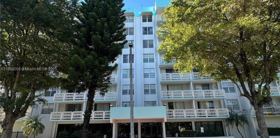 Кондоминиум с 1 спальней в Майами, Флорида № 2015496